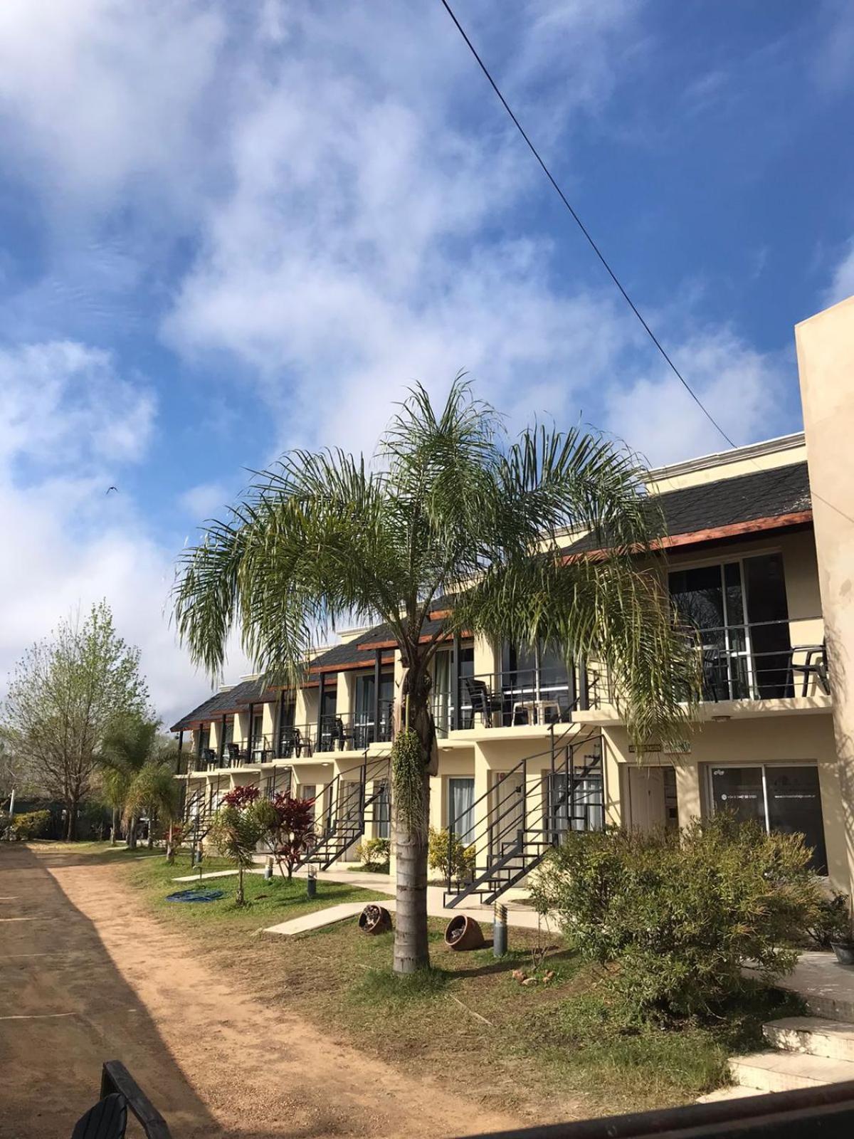 Brisas Del Lago Apartamentos Colón エクステリア 写真